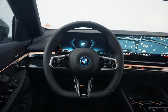 BMW 5-SERIE Touring 530e M Sportpakket Pro 20'' / Harman Kardon / Comfortstoelen met stoelventilatie / Driving Assistant Professional / Trekhaak