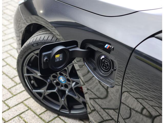 BMW 5-SERIE Touring 550e xDrive | M performance - Pano - B&W - Trekhaak