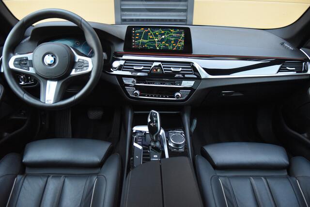 BMW 5-SERIE Touring 520i Corporate Lease High Executive * Panoramadak * Trekhaak * 19 Inch lm * Camera *