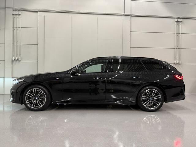 BMW 5-SERIE Touring 520i M-Sport ICONIC GRILLE PANO/TREKHAAK/H&K/HEAD-UP/360CAMERA/VENTILATIE/DRIVING ASS. PRO/ADAPTIVE-LED/STANDKACHEL/NIEUWPRIJS ¤ 94.454,-/FABRIEKS-GARANTIE