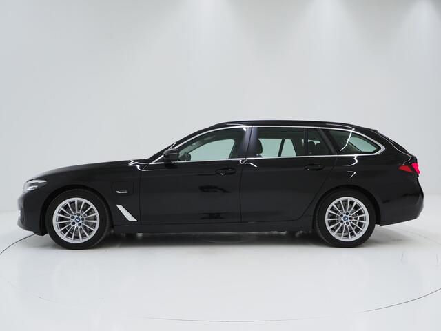 BMW 5-SERIE Touring 530e High Executive | Camera | Trekhaak | Sfeerverlichting | Keyless | Leder | Virtual | Carplay