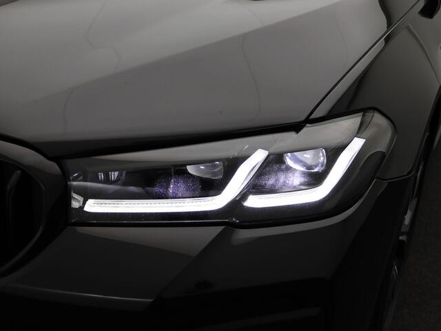 BMW 5-SERIE Touring 540i xDrive M Sportpakket | Comfortstoelen | Panoramadak | Achterruitrijcamera | 19"