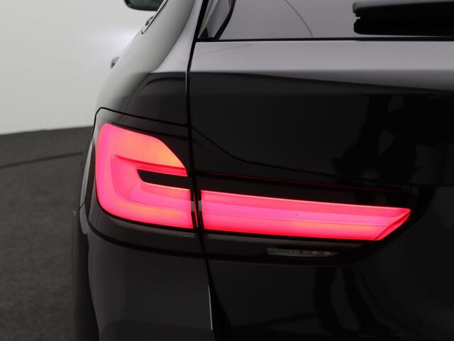 BMW 5-SERIE Touring 540i xDrive M Sportpakket | Comfortstoelen | Panoramadak | Achterruitrijcamera | 19"