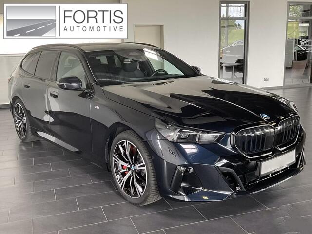 BMW 5-SERIE Touring 540d xDrive M-SPORT Pro ** LED, PANORAMA, LEDER, 20-inch LMV, ICONIC GLOW, TREKH ** Ex BMW - ¤ 25.900 onder NP ** ** INFORMEER OOK NAAR ONZE AANTREKKELIJKE FINANCIAL-LEASE TARIEVEN **