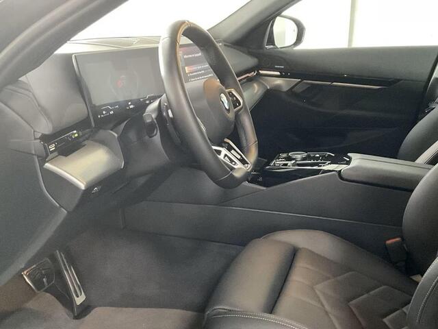 BMW 5-SERIE Touring 540d xDrive M-SPORT Pro ** LED, PANORAMA, LEDER, 20-inch LMV, ICONIC GLOW, TREKH ** Ex BMW - ¤ 25.900 onder NP ** ** INFORMEER OOK NAAR ONZE AANTREKKELIJKE FINANCIAL-LEASE TARIEVEN **