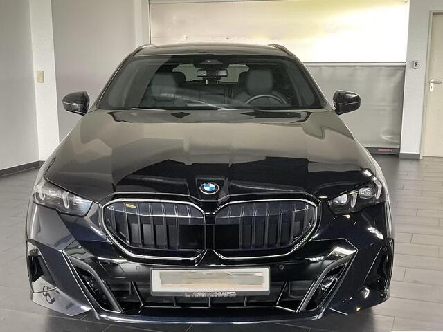 BMW 5-SERIE Touring 540d xDrive M-SPORT Pro ** LED, PANORAMA, LEDER, 20-inch LMV, ICONIC GLOW, TREKH ** Ex BMW - ¤ 25.900 onder NP ** ** INFORMEER OOK NAAR ONZE AANTREKKELIJKE FINANCIAL-LEASE TARIEVEN **