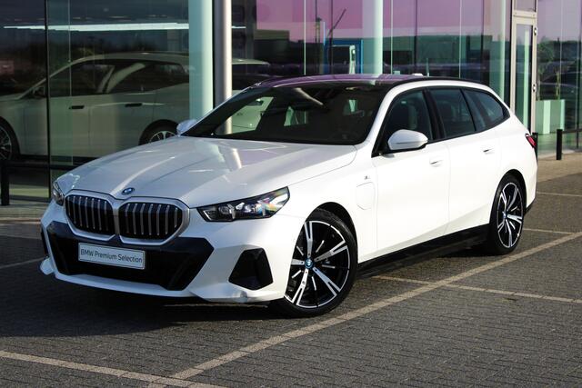 BMW 5-SERIE Touring 530e M Sport Automaat / Panoramadak / Trekhaak / Achteruitrijcamera / Adaptieve LED / Parking Assistant / Stoelverwarming