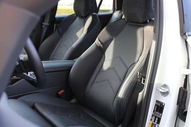 BMW 5-SERIE Touring 530e M Sport Automaat / Panoramadak / Trekhaak / Achteruitrijcamera / Adaptieve LED / Parking Assistant / Stoelverwarming