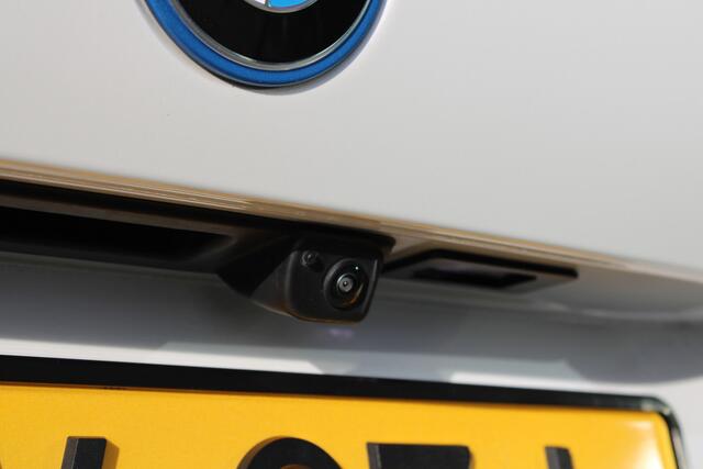 BMW 5-SERIE Touring 530e M Sport Automaat / Panoramadak / Trekhaak / Achteruitrijcamera / Adaptieve LED / Parking Assistant / Stoelverwarming