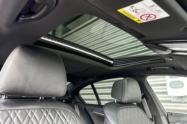 BMW 5-SERIE Sedan 530e M Sportpakket Pro / High Executive / Safety Pack / Parking Pack / CoPilot Pack / Schuif-/kanteldak / Comfort Access / Comfortstoelen / Ambient Air Pakket / Driving Assistant Professional / Laserlight
