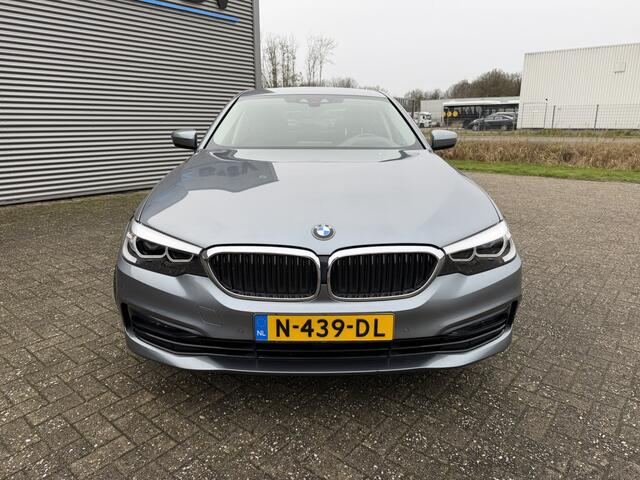 BMW 5-SERIE 520i Sport Line Executive Leer Head-Up Display Achteruitrijcamera Stoelverwarming Trekhaak