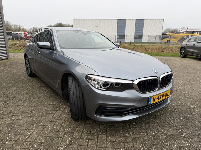 BMW 5-SERIE 520i Sport Line Executive Leer Head-Up Display Achteruitrijcamera Stoelverwarming Trekhaak