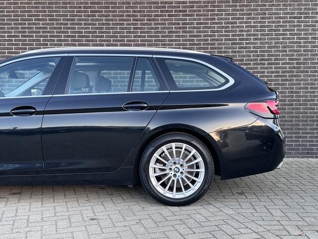 BMW 5-SERIE Touring 520d High Executive | Panoramadak | Luxury line | 360 Camera | Head-up Display