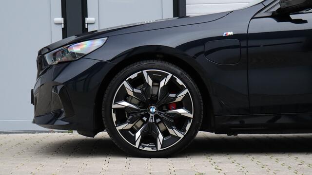BMW 5-SERIE Touring 530e xDrive M-Sport Pro | Stoelventilatie | Bowers & Wilkins | M Carbon exterieur | Onderstel Professional | Head-up | Panoramadak | Trekhaak