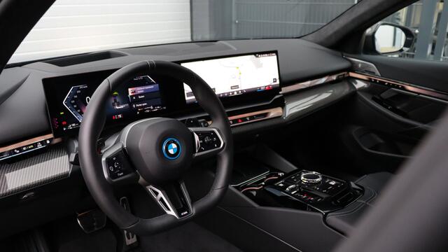 BMW 5-SERIE Touring 530e xDrive M-Sport Pro | Stoelventilatie | Bowers & Wilkins | M Carbon exterieur | Onderstel Professional | Head-up | Panoramadak | Trekhaak