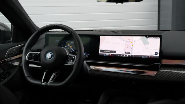 BMW 5-SERIE Touring 530e xDrive M-Sport Pro | Stoelventilatie | Bowers & Wilkins | M Carbon exterieur | Onderstel Professional | Head-up | Panoramadak | Trekhaak