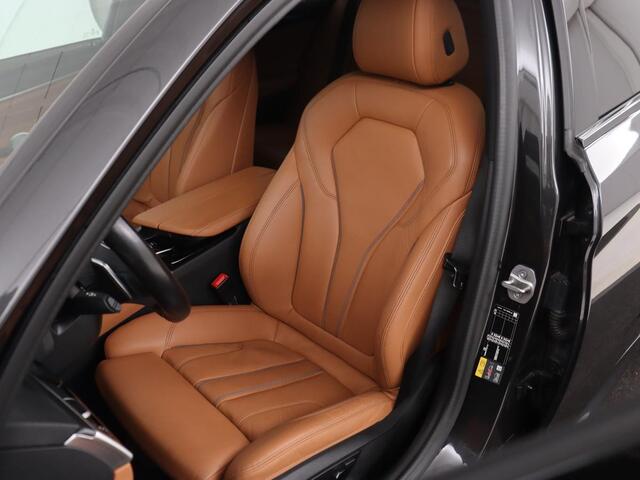 BMW 5-SERIE Touring 530e Business Edition Plus | Leder | Stoelverwarming | Live Cockpit | Navigatie | Memory | Camera | Carplay | Cruise Control