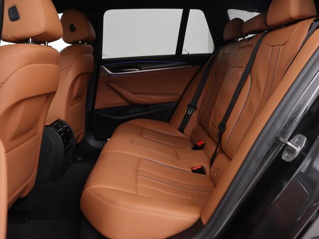 BMW 5-SERIE Touring 530e Business Edition Plus | Leder | Stoelverwarming | Live Cockpit | Navigatie | Memory | Camera | Carplay | Cruise Control