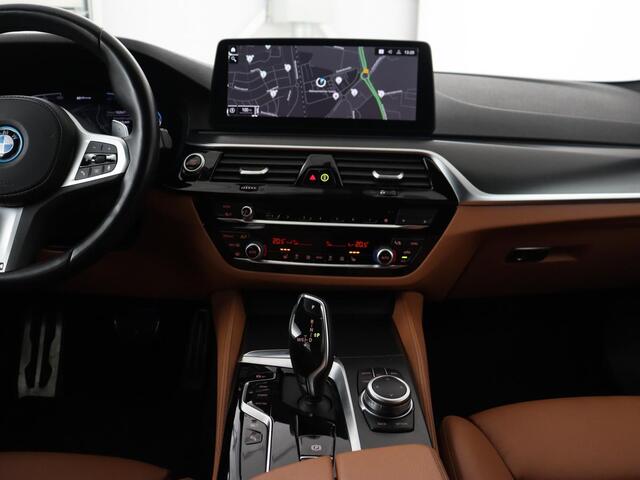 BMW 5-SERIE Touring 530e Business Edition Plus | Leder | Stoelverwarming | Live Cockpit | Navigatie | Memory | Camera | Carplay | Cruise Control