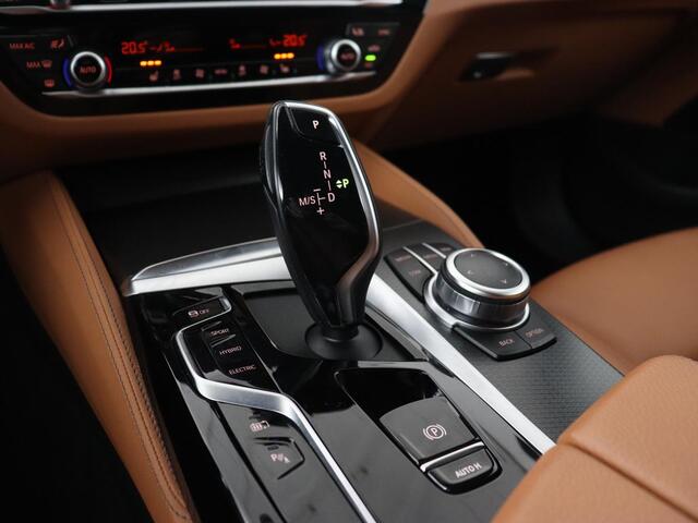 BMW 5-SERIE Touring 530e Business Edition Plus | Leder | Stoelverwarming | Live Cockpit | Navigatie | Memory | Camera | Carplay | Cruise Control
