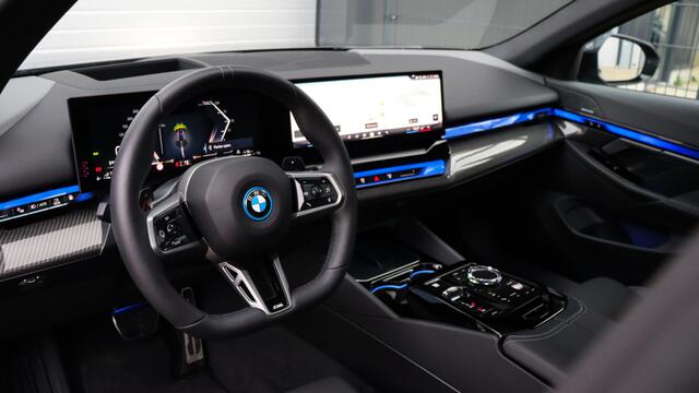 BMW 5-SERIE Touring 530e xDrive M-Sport Pro | Stoelventilatie | Harman/Kardon | Panoramadak | Carbon | Trekhaak