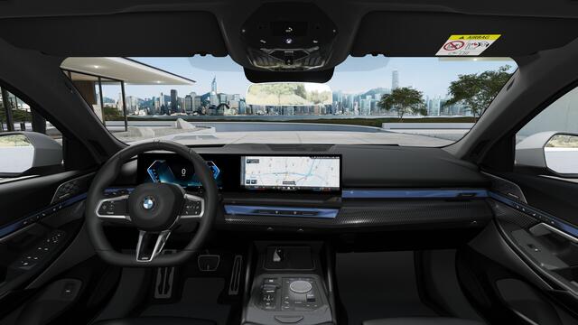 BMW 5-SERIE Touring 530e M Sport Automaat / Panoramadak / Trekhaak / Stoelventilatie / Bowers & Wilkins / M Sportonderstel / Comfort Access / Adaptieve LED / Parking Assistant Plus