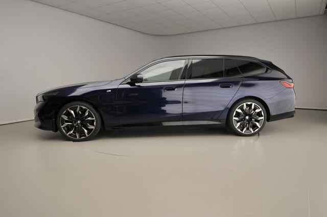 BMW 5-SERIE Touring 550e xDrive M-Sportpakket Pro / Panoramadak / Driving assist professional / Bower & Wilkens / Iconic Glow