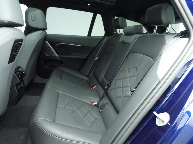 BMW 5-SERIE Touring 550e xDrive M-Sportpakket Pro / Panoramadak / Driving assist professional / Bower & Wilkens / Iconic Glow