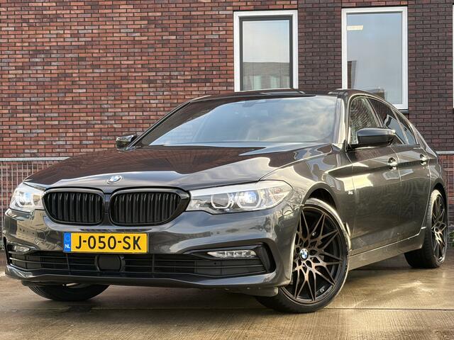 BMW 5-SERIE 530d High Executive 266pk | Apple Carplay/Android Auto | Cruise control adaptief met stop&go en stuurhulp | DAB | Harman/Kardon geluidsinstallatie | Head-up display | Lichtmetalen velgen 20" | Trekhaak | Prachtig Exemplaar!