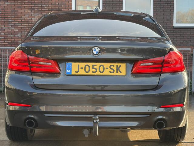 BMW 5-SERIE 530d High Executive 266pk | Apple Carplay/Android Auto | Cruise control adaptief met stop&go en stuurhulp | DAB | Harman/Kardon geluidsinstallatie | Head-up display | Lichtmetalen velgen 20" | Trekhaak | Prachtig Exemplaar!
