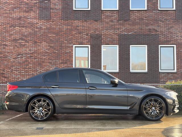 BMW 5-SERIE 530d High Executive 266pk | Apple Carplay/Android Auto | Cruise control adaptief met stop&go en stuurhulp | DAB | Harman/Kardon geluidsinstallatie | Head-up display | Lichtmetalen velgen 20" | Trekhaak | Prachtig Exemplaar!