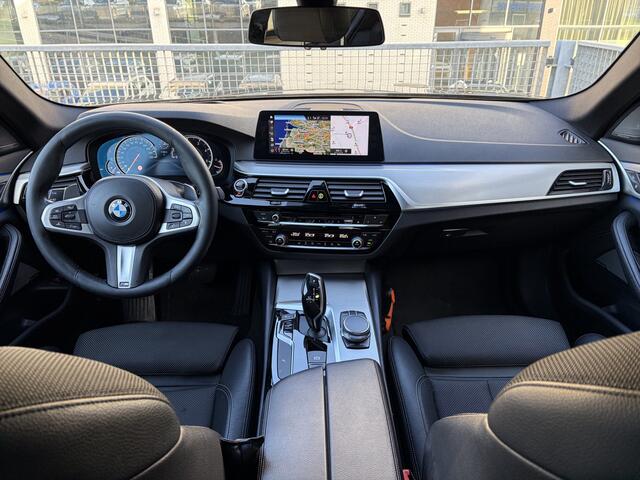 BMW 5-SERIE 530d High Executive 266pk | Apple Carplay/Android Auto | Cruise control adaptief met stop&go en stuurhulp | DAB | Harman/Kardon geluidsinstallatie | Head-up display | Lichtmetalen velgen 20" | Trekhaak | Prachtig Exemplaar!