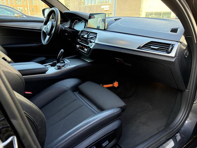 BMW 5-SERIE 530d High Executive 266pk | Apple Carplay/Android Auto | Cruise control adaptief met stop&go en stuurhulp | DAB | Harman/Kardon geluidsinstallatie | Head-up display | Lichtmetalen velgen 20" | Trekhaak | Prachtig Exemplaar!
