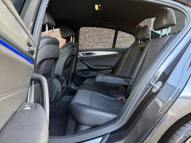 BMW 5-SERIE 530d High Executive 266pk | Apple Carplay/Android Auto | Cruise control adaptief met stop&go en stuurhulp | DAB | Harman/Kardon geluidsinstallatie | Head-up display | Lichtmetalen velgen 20" | Trekhaak | Prachtig Exemplaar!