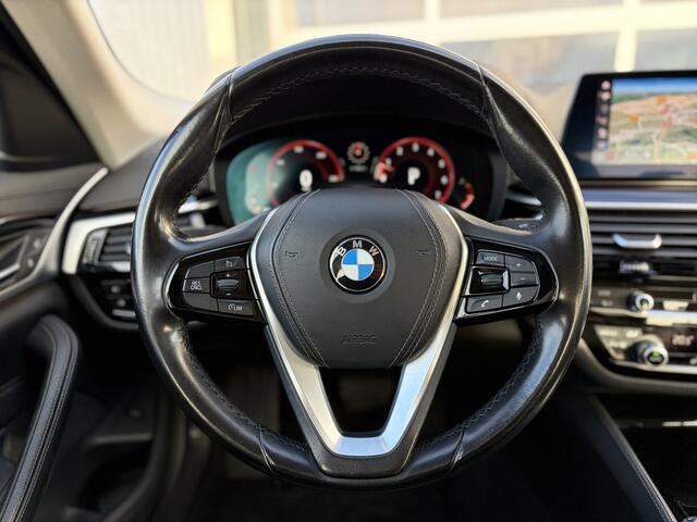 BMW 5-SERIE 520i High Executive Edition 184pk | Achteruitrijcamera | LED koplampen | Lichtmetalen velgen 18" | Lederen bekleding | Trekhaak elektrisch uitklapbaar | Voorstoelen verwarmd | Dealer onderhouden!