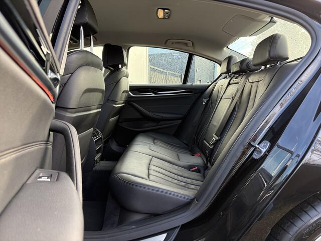 BMW 5-SERIE 520i High Executive Edition 184pk | Achteruitrijcamera | LED koplampen | Lichtmetalen velgen 18" | Lederen bekleding | Trekhaak elektrisch uitklapbaar | Voorstoelen verwarmd | Dealer onderhouden!