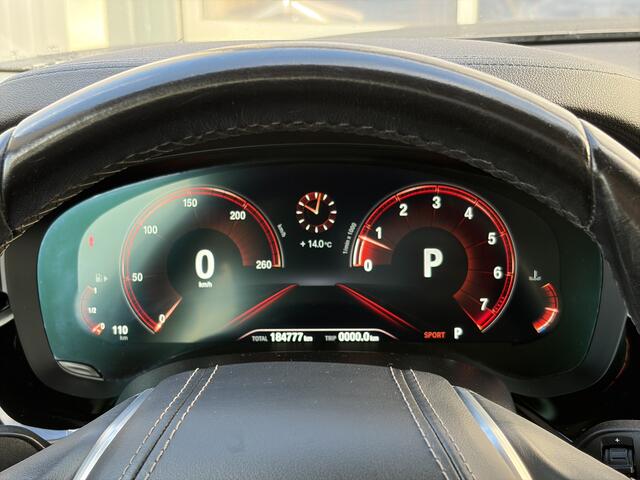 BMW 5-SERIE 520i High Executive Edition 184pk | Achteruitrijcamera | LED koplampen | Lichtmetalen velgen 18" | Lederen bekleding | Trekhaak elektrisch uitklapbaar | Voorstoelen verwarmd | Dealer onderhouden!