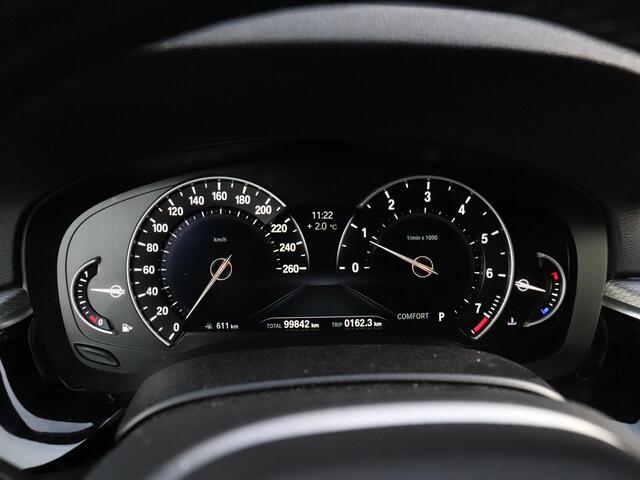 BMW 5-SERIE Touring 520i High Executive | M SPORT | TREKHAAK | LEDER | CAMERA | STOEL/STUURVERW. | CRUISE | NAVI |