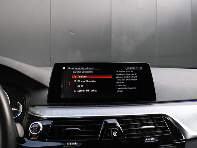 BMW 5-SERIE Touring 520i High Executive | M SPORT | TREKHAAK | LEDER | CAMERA | STOEL/STUURVERW. | CRUISE | NAVI |