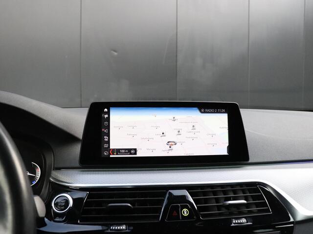 BMW 5-SERIE Touring 520i High Executive | M SPORT | TREKHAAK | LEDER | CAMERA | STOEL/STUURVERW. | CRUISE | NAVI |