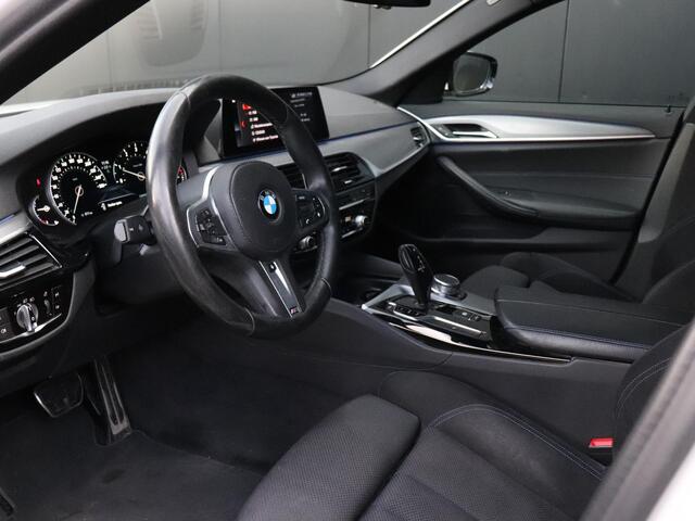 BMW 5-SERIE Touring 520i High Executive | M SPORT | TREKHAAK | LEDER | CAMERA | STOEL/STUURVERW. | CRUISE | NAVI |