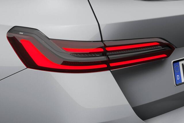 BMW 5-SERIE Touring 520i | M Sport Pro | Innovation Pack | Travel Pack | Glazen Panoramadak | VPLD