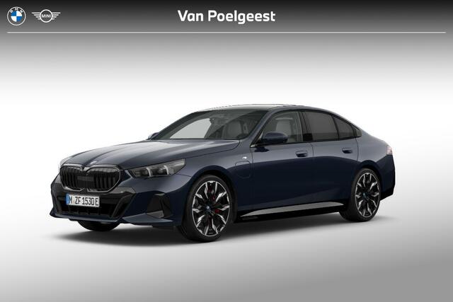 BMW 5-SERIE Sedan 550e xDrive M-Sport PRO | Trekhaak | Adaptive M-Onderstel | Panoramadak | Bowers & Wilkins