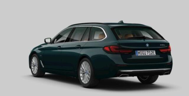 BMW 5-SERIE Touring 530e High Executive Luxury Line - B&W - Comfortstoelen - head up - Active Protection - Parking Assistant Plus - High Beam Assistant - Elektrisch verwarmde voorstoelen - zonneschermen -