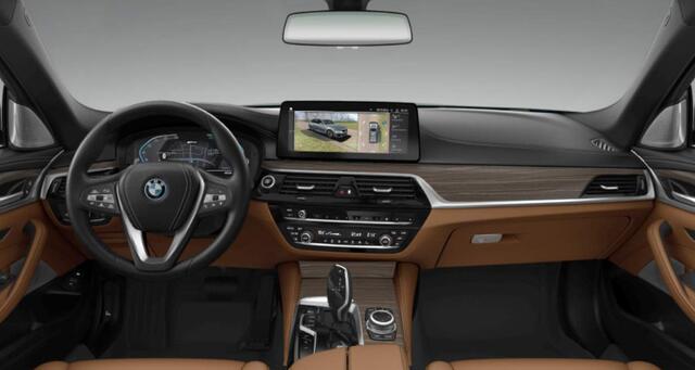 BMW 5-SERIE Touring 530e High Executive Luxury Line - B&W - Comfortstoelen - head up - Active Protection - Parking Assistant Plus - High Beam Assistant - Elektrisch verwarmde voorstoelen - zonneschermen -