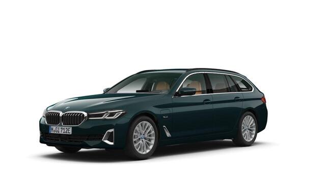 BMW 5-SERIE Touring 530e High Executive Luxury Line - B&W - Comfortstoelen - head up - Active Protection - Parking Assistant Plus - High Beam Assistant - Elektrisch verwarmde voorstoelen - zonneschermen -