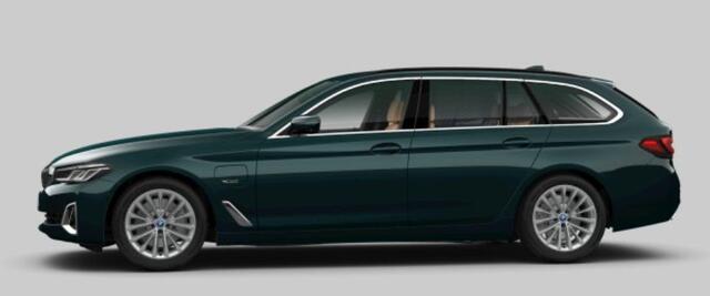 BMW 5-SERIE Touring 530e High Executive Luxury Line - B&W - Comfortstoelen - head up - Active Protection - Parking Assistant Plus - High Beam Assistant - Elektrisch verwarmde voorstoelen - zonneschermen -