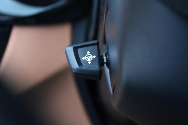 BMW 5-SERIE Touring 520e High Executive - Laser - Memory - HUD - Achteras besturing - Stoel/Stuur verwarming - ACC - Keyless - Rijklaar