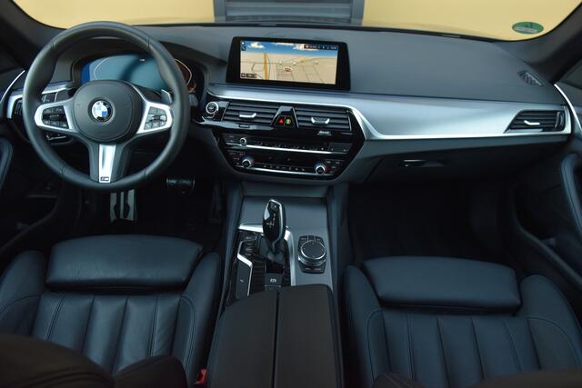 BMW 5-SERIE Touring 530i High Executive * M-Sport * Camera * BMW Live Cockpit Professional * Privacy glas *