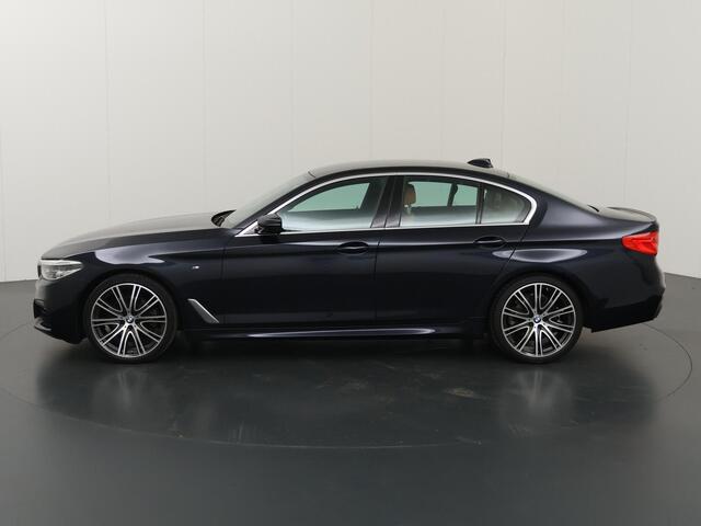 BMW 5-SERIE 520i Corporate Lease High Executive | M-Pakket | Comfortstoelen + geheugen | Ele.wegklapbare Trekhaak | Adaptieve LED | HUD | Camera | DAB | Navigatie | Apple CarPlay/Android Auto |